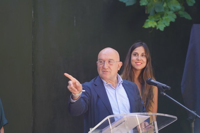 El alcalde de Valladolid, Jesús Julio Carnero, y la concejal de Turismo, Blanca Jiménez, en una rueda de prensa en la Casa Zorrilla.