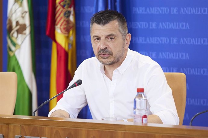 El portavoz del Grupo Parlamentario Popular, Toni Martín, durante la ronda de ruedas de prensa de portavoces de los grupos parlamentarios en el Parlamento de Andalucía, a 12 de julio de 2023 en Sevilla (Andalucía, España). Los portavoces de los grupos p