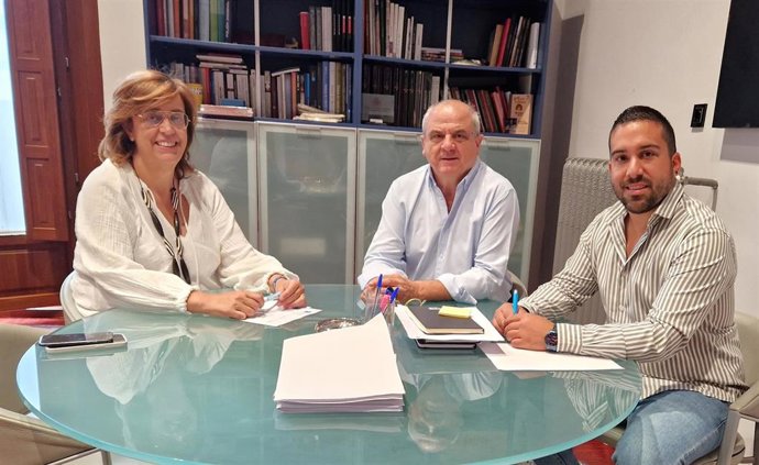 La presidenta de la Diputación y el disputado de Desarrollo Socieconómico con el presidente de'Zunder Palencia'.