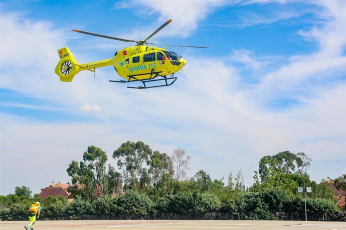 Varios voluntarios durante un curso de intervención con helicópteros en la base de Summa, en el Parque de Bomberos, a 16 de junio de 2023, en Las Rozas, Madrid, (España). El SUMMA 112 de la Comunidad de Madrid cuenta con dos Helicópteros Medicalizados c