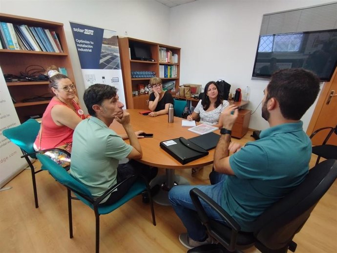 La candidatura de Sumar por Málaga al Congreso y al Senado visita una empresa de especializada en autoconsumo de energía solar