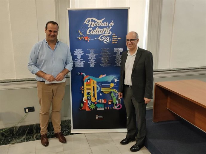 El presidente de la Diputación de Salamanca, Javier Iglesias (d), y el diputado de Cultura, David Mingo (i), en La Salina.