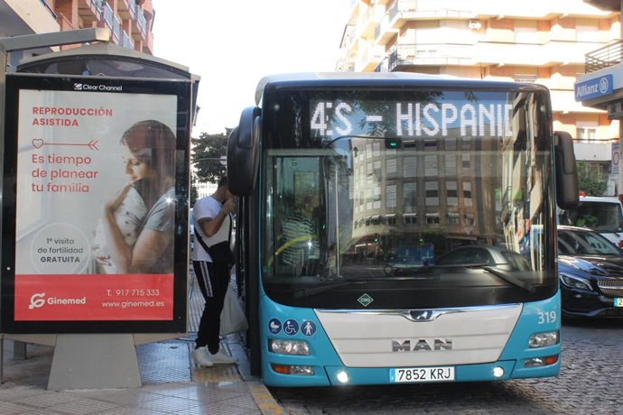 Parada de Emtusa en la plaza Quintero Báez, más conocida como la plaza de la Palmera larga.