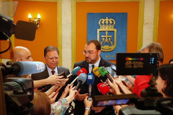 El presidente del Principado de Asturias en funciones, Adrián Barbón, atiende a los medios en su primera visita institucional al Ayuntamiento de Oviedo.