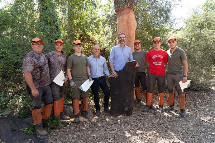 El consejero de Sostenibilidad, Medio Ambiente y Economía Azul de la Junta, Ramón Fernández-Pacheco (centro), en su visita a la Escuela de Descorche en el Parque Natural de la Sierra de Hornachuelos. 