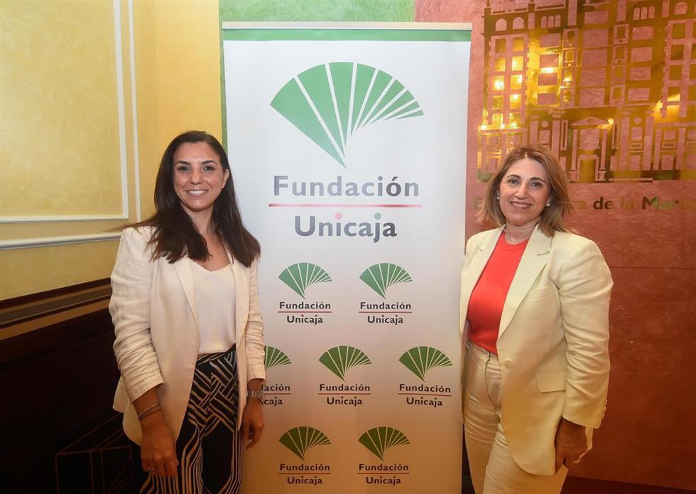 La directora de División de Actividades, Comunicación e Imagen de la Fundación Unicaja, Cristina Rico, y la concejala de Educación del Ayuntamiento de Málaga, María Paz Flores, han firmado el convenio de colaboración para la organización de los premios.