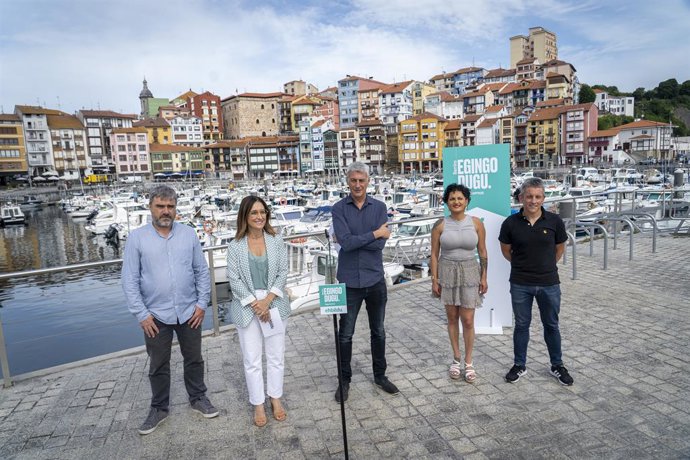 Los candidatos Oskar Matute e Idurre Biduguren, junto Mikel Otero, Dani Maeztu y la alcaldesa de Bermeo, Nadia Nemeh Shomaly.