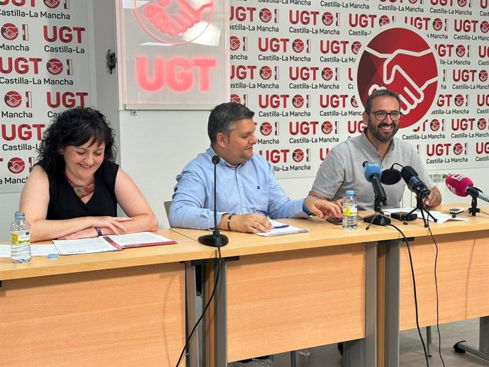 El secretario regional de UGT, Luis Manuel Monforte, y el secretario de Organización del PSOE en Castilla-La Mancha, Sergio Gutiérrez