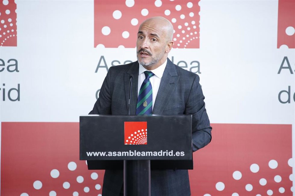 Archivo - El portavoz adjunto del PSOE en la Asamblea de Madrid, Jesús Celada, interviene en una rueda de prensa anterior a una sesión plenaria en la Asamblea de Madrid, a 9 de diciembre de 2021, en Madrid, (España). Durante el pleno se ha aprobado la m