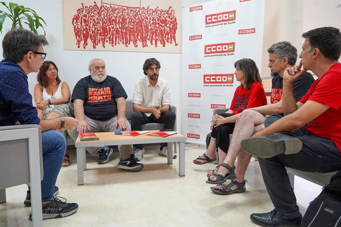 Encuentro de CCOO y Barrios Hartos para abordar los continuos cortes de luz en Sevilla.