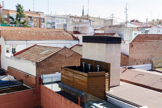Archivo - Conductos de aire y chimeneas de una cocina industrial llamadas cocinas fantasma, en el distrito de Tetuán