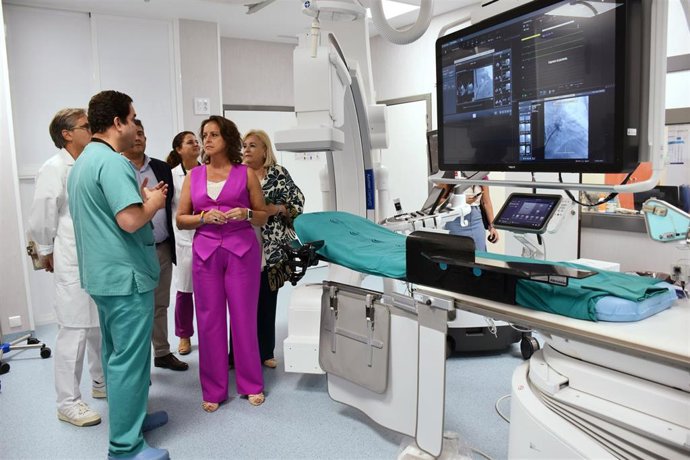 La consejera de Salud y Consumo, Catalina García, en su visita al Hospital Juan Ramón Jiménez de Huelva.
