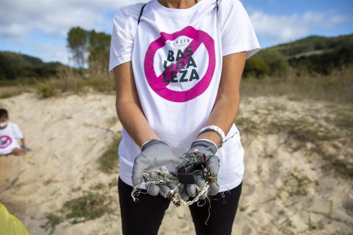 Archivo - VÍDEO: 17.000 voluntarios retiran basuraleza de 970 espacios naturales de todo el país