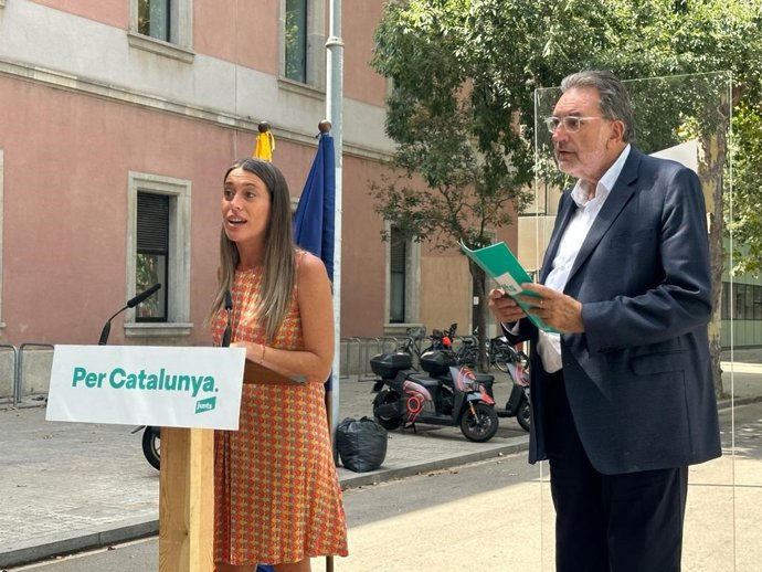 La candidata de Junts por Barcelona al Congreso, Míriam Nogueras, y el senador Josep Lluís Cleries