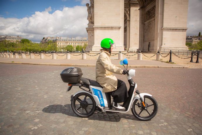 Archivo - Una usuria de Cooltra a París