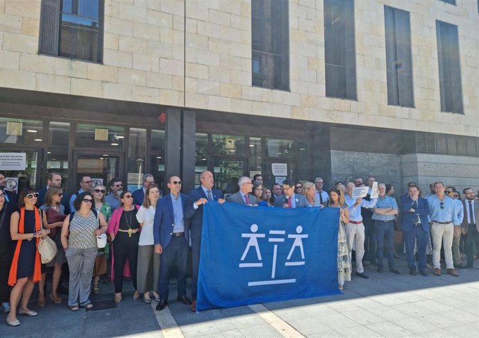 Concentración de abogados ante las puertas del Edificio de los Juzgados de Valladolid con motivo del Día de la Justicia Gratuita.