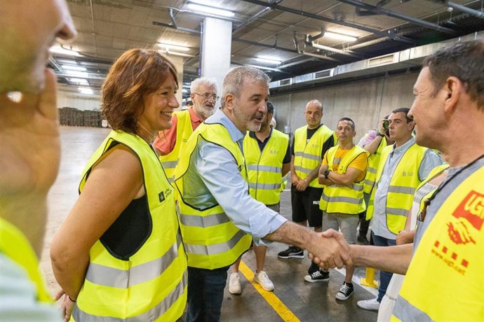 El alcalde de Barcelona, Jaume Collboni, y la teniente de Urbanismo, Laia Bonet, visitan a los trabajadores del centro de limpieza del parque Joan Miró.