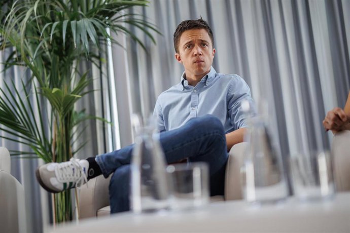 El líder de Más País, Iñigo Errejón, durante el coloquio 'Jornada laboral de 32 horas. Trabajar menos para vivir mejor', junto a la candidata de Sumar al Congreso Tesh Sidi, en el Círculo de Bellas Artes, a 10 de julio de 2023, en Madrid (España). 