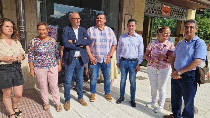 Los Candidatos Del PSOE De León Al Congreso Y Al Senado Durante Su Visita A Ponferrada.