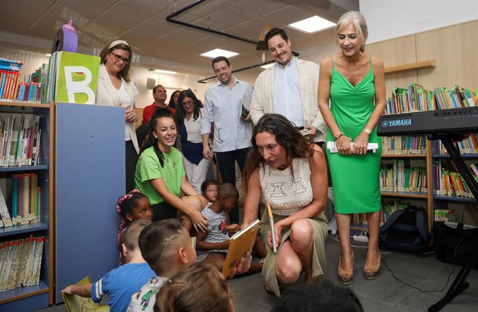 La consejera de Inclusión Social, Juventud, Familias e Igualdad, Loles López (2d), y la consejera de Desarrollo Educativo y Formación Profesional, Patricia del Pozo (d), junto a varios alumnos en el CEIP Andalucía del Polígono Sur.