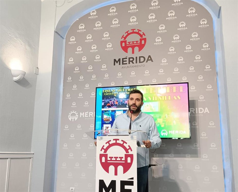 El delegado de Turismo, Felipe González, en la presentación de la XVII edición de Cine al Aire Libre este miércoles en el Ayuntamiento de Mérida