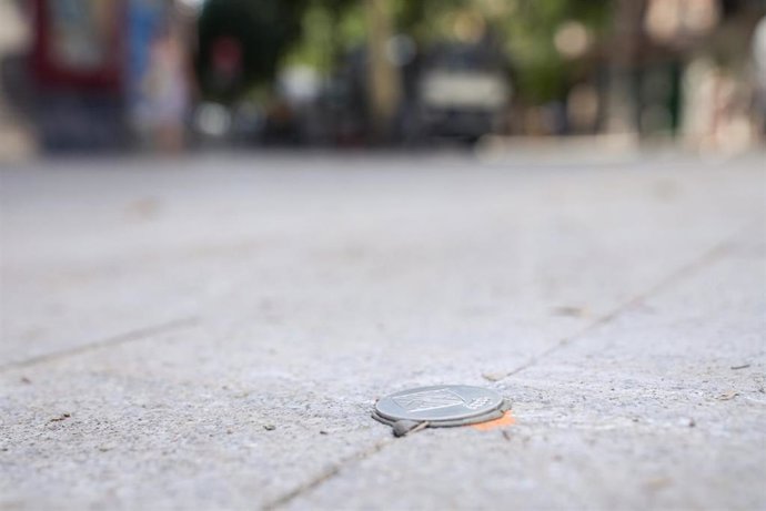 Una de las piezas metálicas que el Ayuntamiento de Barcelona ha instalado para delimitar las terrazas en los ejes verdes del Eixample.