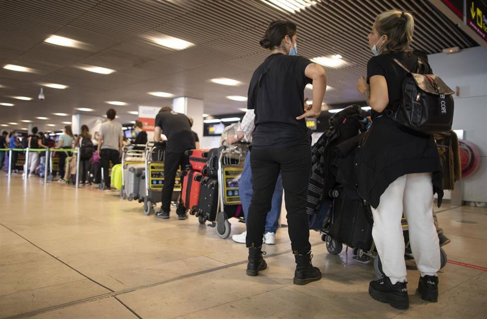 Archivo - Pasajeros con maletas hacen cola para facturar en la Terminal T1 del Aeropuerto Adolfo Suárez Madrid-Barajas el día de su apertura y de las fronteras de España, en Madrid (España), a 1 de julio de 2020. 
