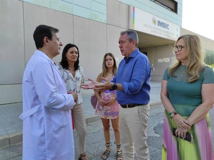 El secretario general del PSOE de Andalucía, Juan Espadas, conversa con el investigador del Imibic Justo Castaño.