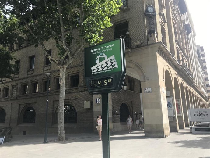 Archivo - Un termómetro del Paseo de la Independencia de Zaragoza marca 45C.