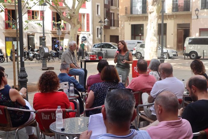 La candidata del PSIB-PSOE al Congreso, Francina Armengol, junto al oceanógrafo y fundador de Greenpeace España, Xavier Pastor, este miércoles.