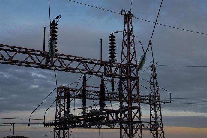 Archivo - Tendido eléctrico, en Barcelona (España). 