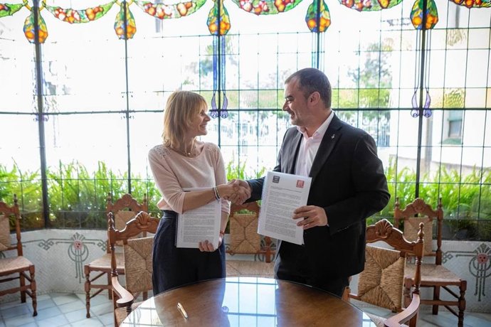 La alcaldesa de Sant Boi Llusa Moret y el alcalde de Terrassa, Jordi Ballart, en la firma del pacto.