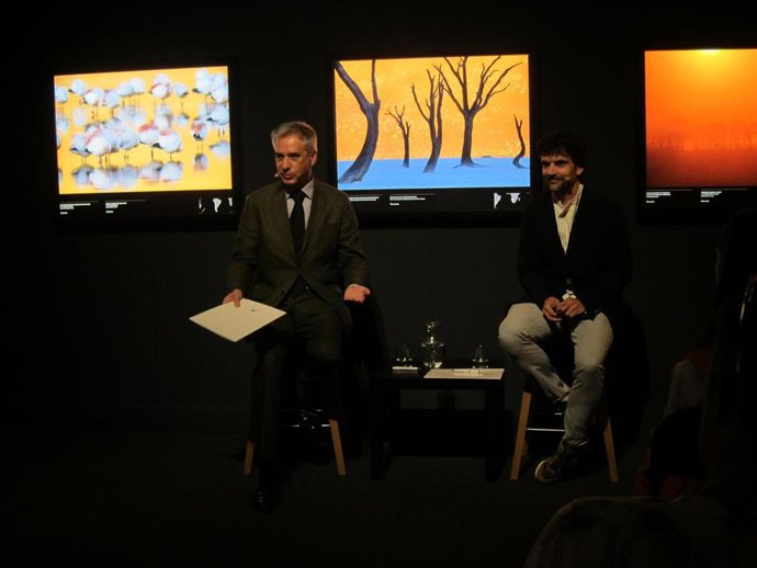 El director de CaixaForum Zaragoza, Ricardo Alfós, y el jefe de exposiciones de ciencia de la Fundación 'la Caixa', Javier Hidalgo, en un momento de la presentación de la muestra.