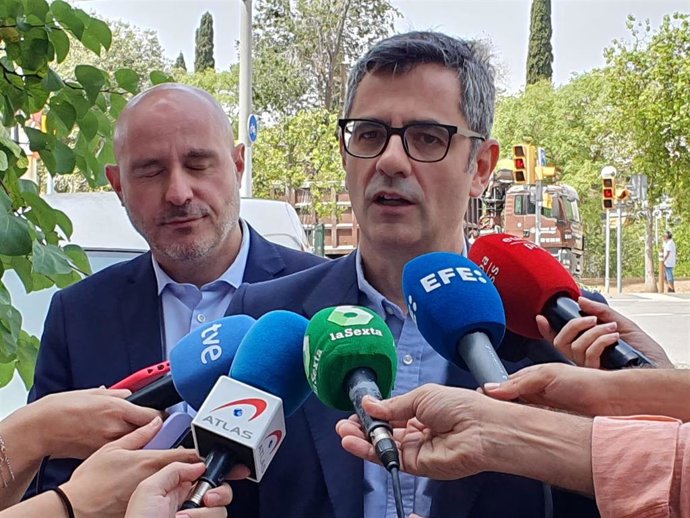 El ministro de la Presidencia, Féliz Bolaños, en declaraciones a los periodistas en Barcelona.