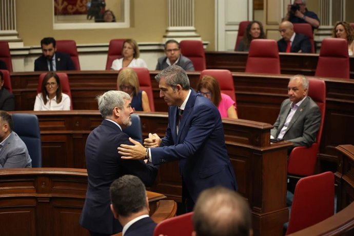 El nuevo presidente de Canarias, Fernando Clavijo, saluda a su vicepresidente, Manuel Domínguez