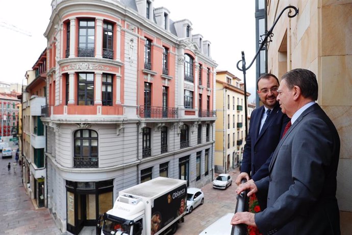 El alcalde de Oviedo, Alfredo Canteli, y el presidente del Principado en funciones, Adrián Barbón, en uno de los balcones del Ayuntamiento de Oviedo.