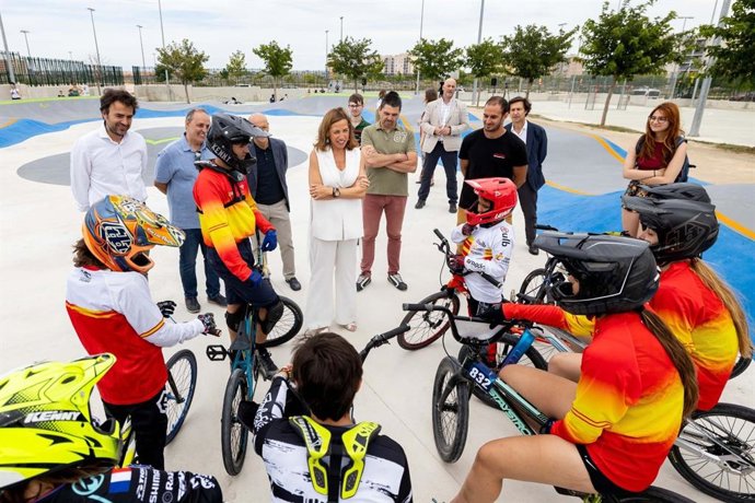La alcaldesa de Zaragoza, Natalia Chueca, en el nuevo circuito circular de pump track para bicicletas de uso libre en Arcosur