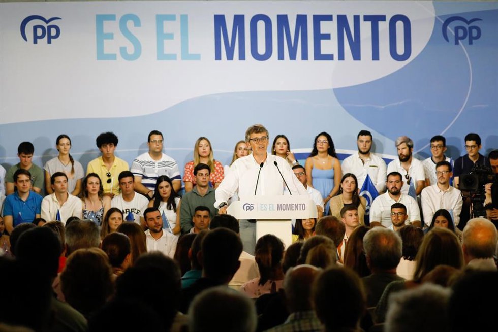 El candidato número uno por Murcia al Congreso, Luis Alberto Marin, en un mitin en el que han participado el presidente del PP,Alberto Nuñez Feijoo, el del PP regional, Fernando López Miras, y el ex presidente del Gobierno, José María Aznar