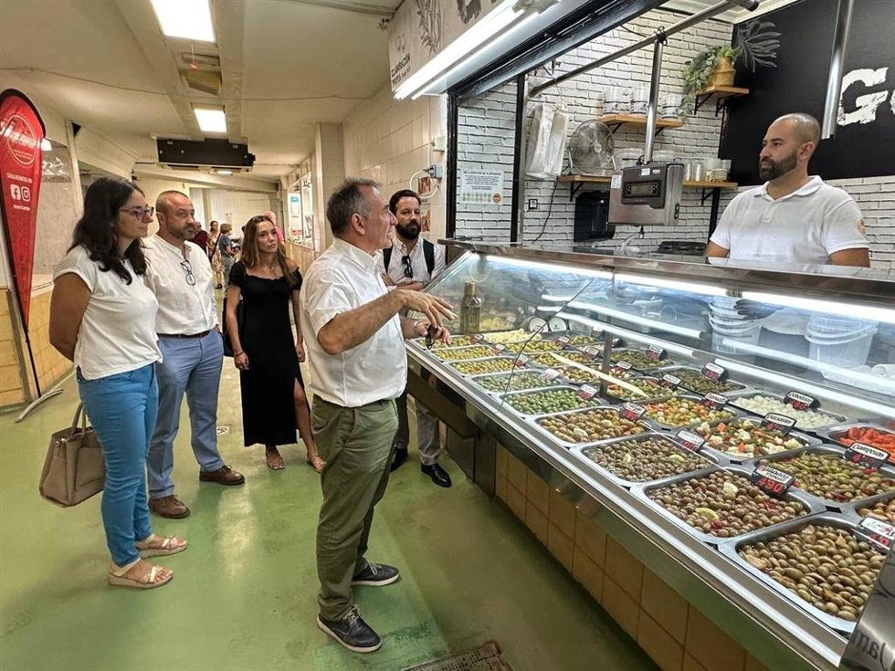 Enrique Santiago en su visita al Mercado del Marrubial.