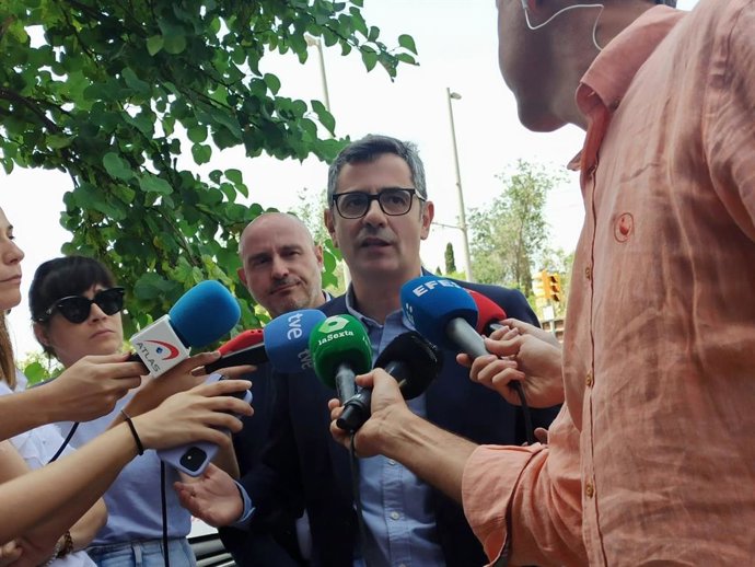 El ministro de la Presidencia, Félix Bolaños, en declaraciones a los periodistas en Barcelona.