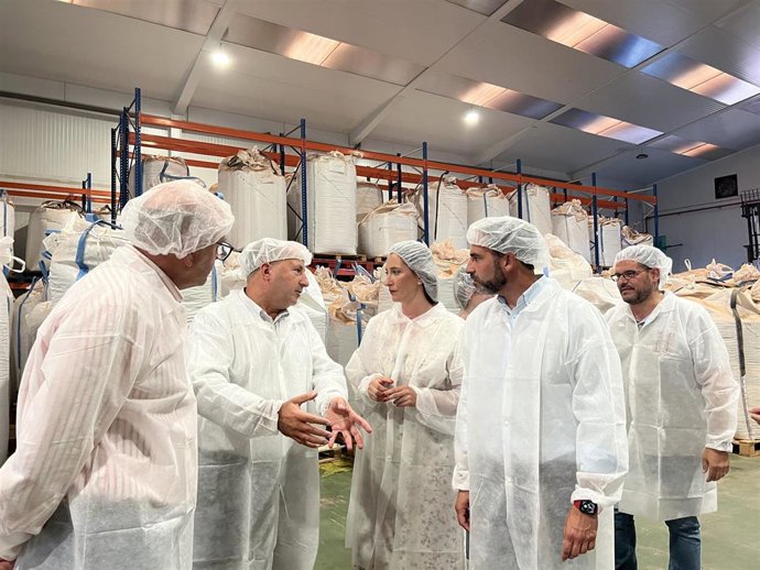 La número 1 Congreso de los Diputados por Málaga, Mari Nieves Ramírez; el secretario general del PSOE de Málaga, Daniel Pérez; y el alcalde de Cártama (Málaga), Jorge Gallardo.