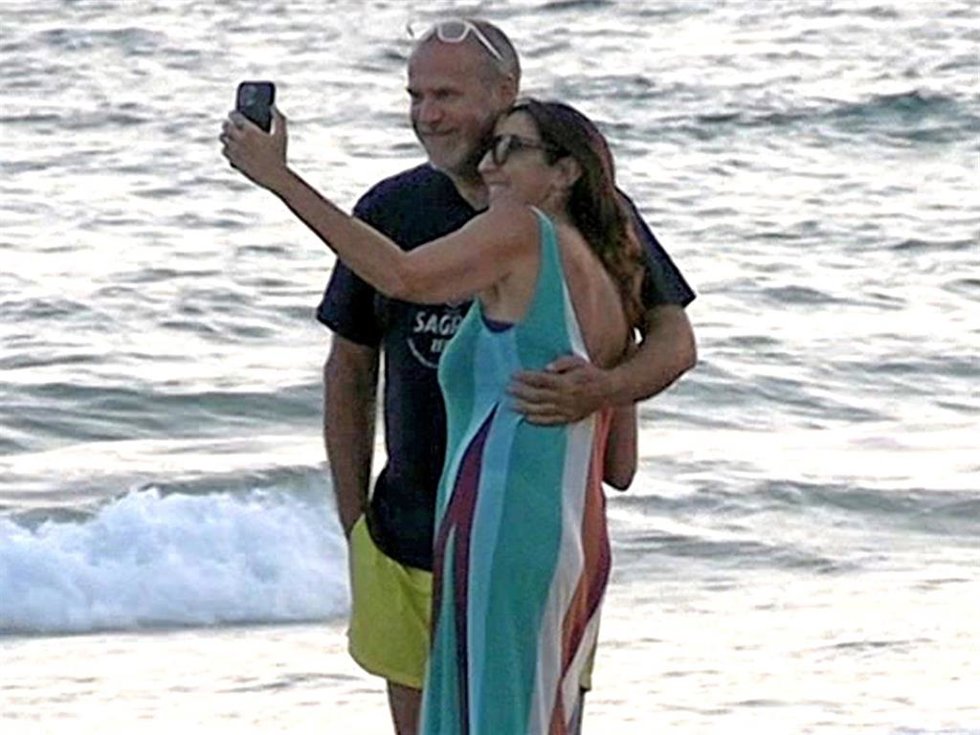 Paz Padilla y su novio, haciéndose un selfie frente al mar al atardecer