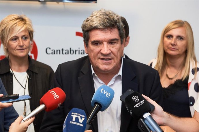 El ministro de Inclusión, Seguridad Social y Migraciones, José Luis Escrivá, haciendo declaraciones a la prensa en Santander.