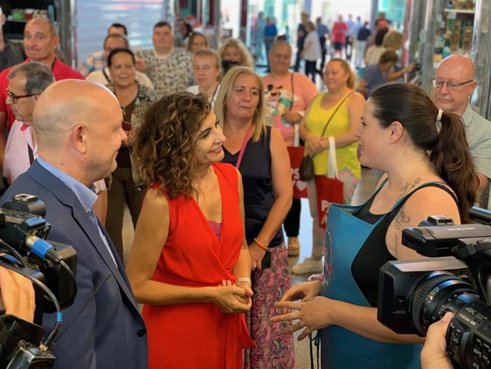 La vicesecretaria general del PSOE y ministra de Hacienda y Función Pública, María Jesús Montero, en una visita a Dos Hermanas (Sevilla).