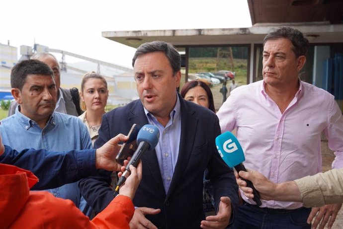 El delegado del Gobierno en Galicia, Pedro Blanco; el secretario xeral del PSdeG, Valentín González Formoso; y el cabeza de lista al Congreso por Lugo, José Ramón Gómez Besteiro, visitan Alcoa