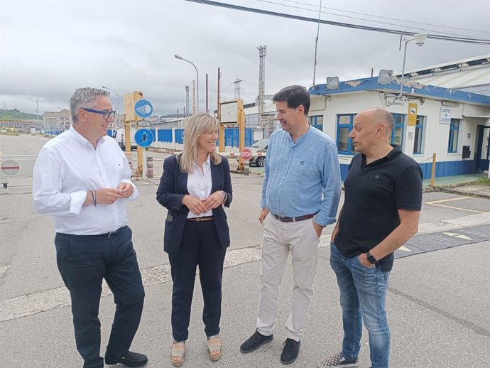 La candidata del PP al Congreso por Asturias, Esther Llamazares, frente a las instalaciones de la antigua Alcoa en Avilés.