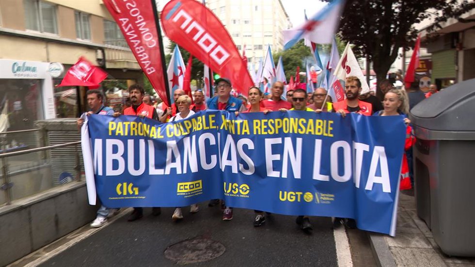 Trabajadores de ambulancias marchan por el centro de Santiago para reclamar "un