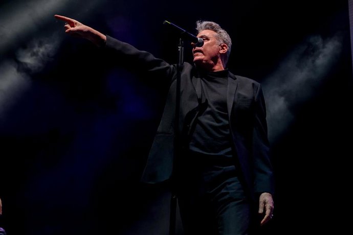 Archivo - Loquillo actúa durante el concierto Rock en Familia en el Wizink Center.