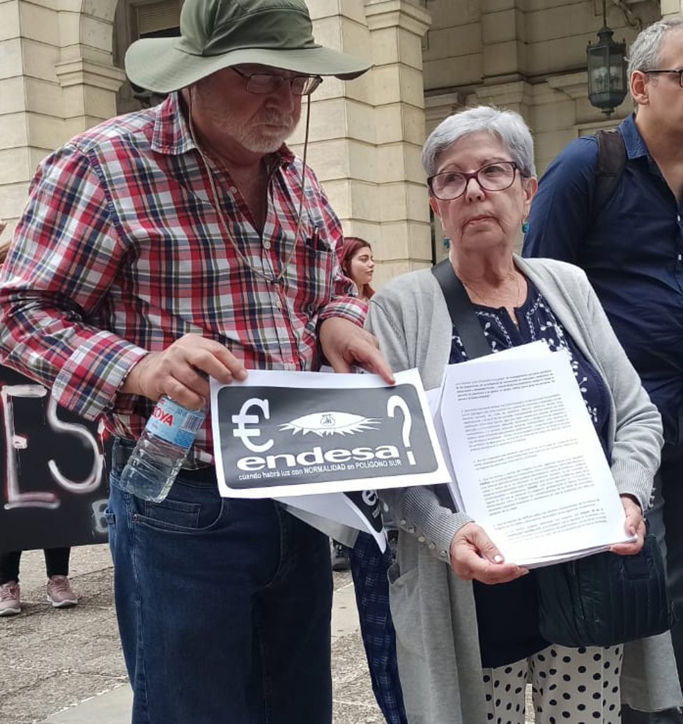 Archivo - Vecinos del Polígono Sur con su denuncia contra Endesa