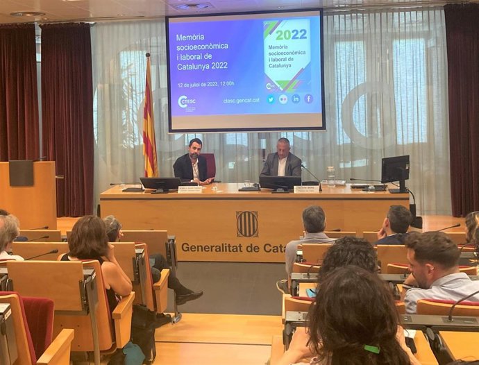 El conseller de Empresa y Trabajo de la Generalitat, Roger Torrent, y el presidente del Ctesc, Toni Mora.